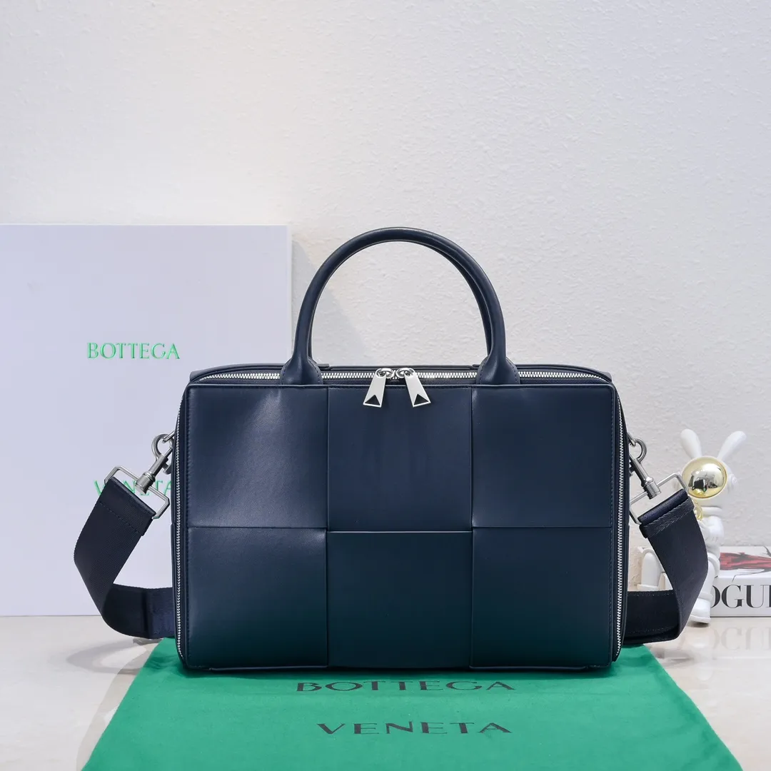 Batch 1880 Bottega Veneta large-lattice men's briefcase. The briefcase is a "value-for-money equipment" that all boys must have as soon as they step out of school. Whether you need to go to the office or go out to discuss business, nothing can better reflect your good taste and financial strength than a simple and elegant briefcase. It can be carried on one shoulder or cross-body to meet your different needs. The capacity is also super 🉑️ Style number: 6801 Size: 36*24*7.5cm